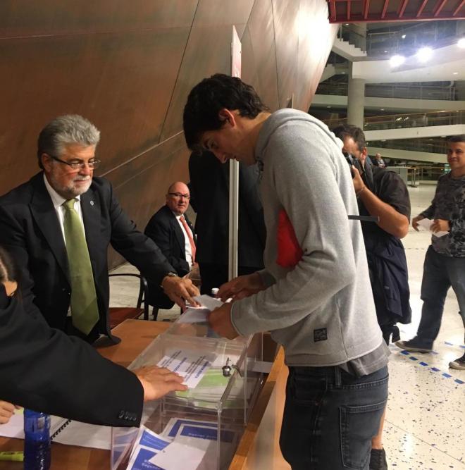 Mikel San José ejerce su voto en la Asamblea que se celebra en el Palacio Euskalduna (Foto: DMQ Bizkaia).