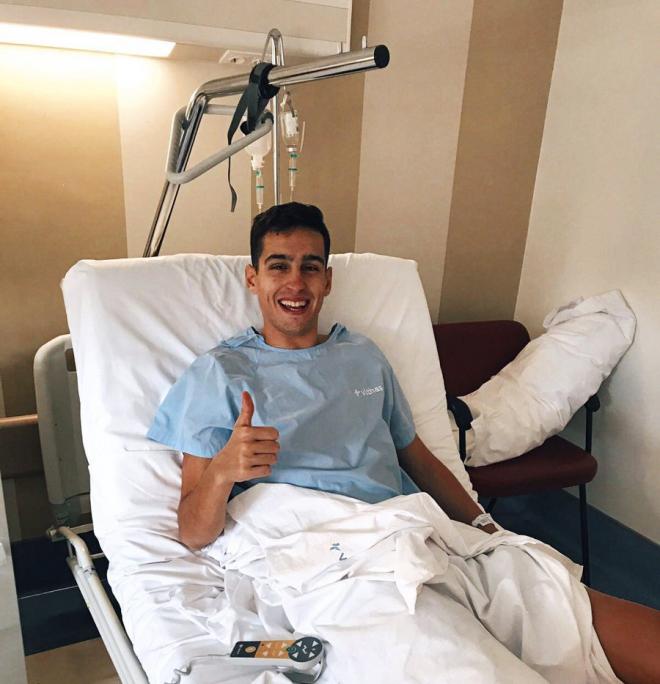 Iñigo Baqué tras ser operado de LCA en 2018 (Foto: @baque_97).