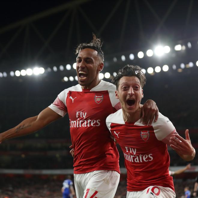 Aubameyang y Mesut Özil celebran un gol del Arsenal.