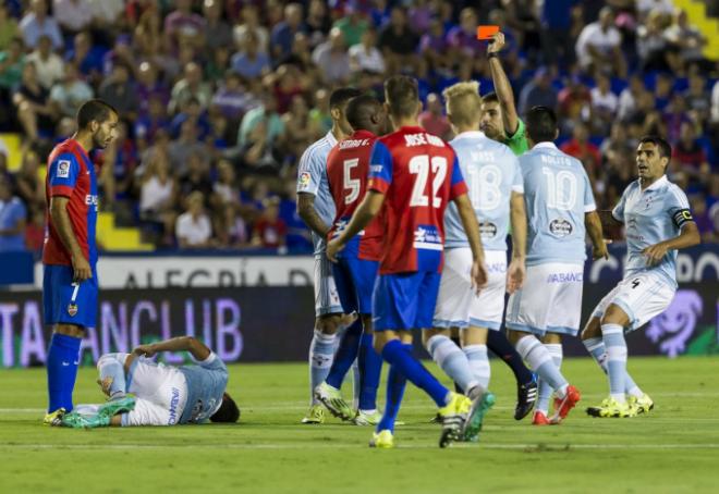 De Burgos Bengoetxea le muestra la roja a Simao Mate.