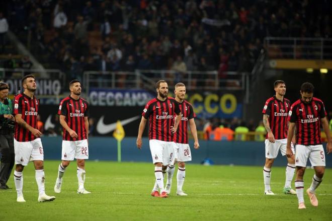 Varios jugadores del Milan tras la derrota en el derbi ante el Inter.