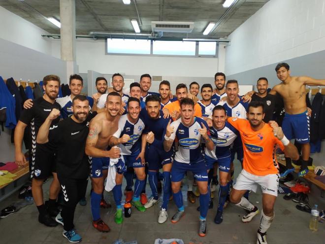 Celebración en vestuarios de la primera victoria de la temporada (Foto: Twitter @CD_Ebro)