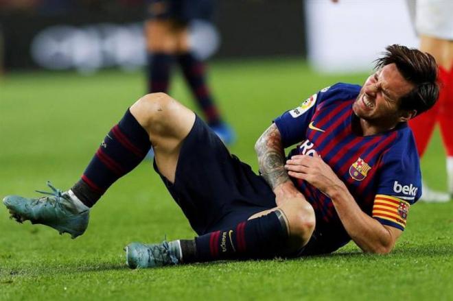 Leo Messi se duele en el brazo durante el Barcelona-Sevilla.