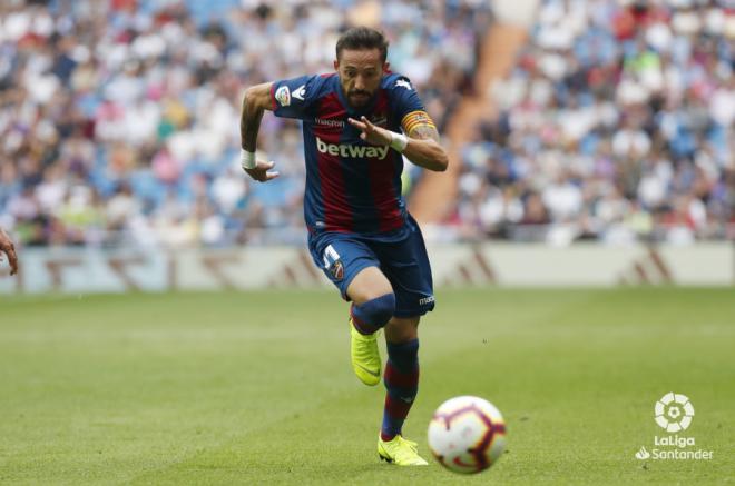 Morales conduce el balón en el Bernabéu. (Foto: LaLiga)