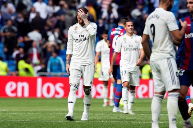 Sergio Ramos se lamenta de la derrota en el Real Madrid-Levante.