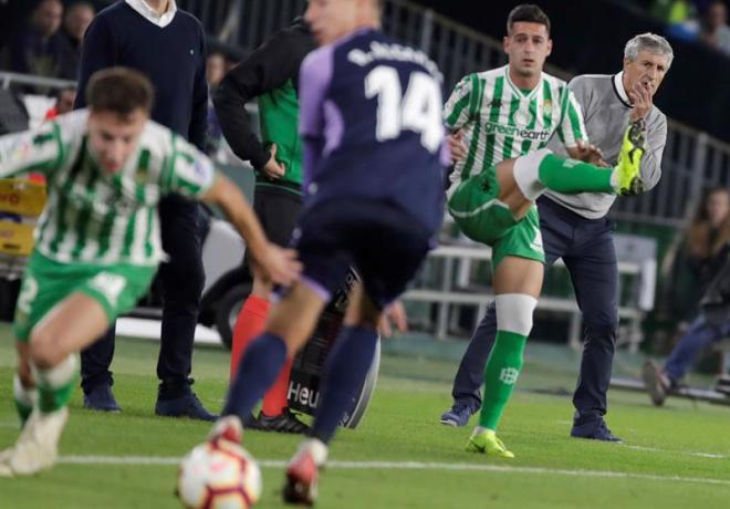 Quique Setién observa una jugada de Francis en el partido ante el Valladolid. (Foto: Kiko Hurtado).