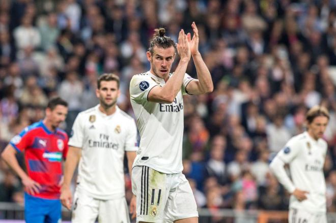 Bale aplaude a la afición del Real Madrid tras ser sustituido.