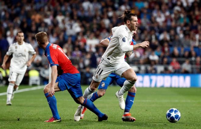 Bale trata de zafarse de dos defensores del Viktoria Plzen.