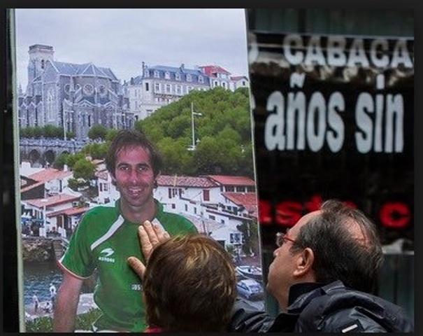 Manu y Fina Cabacas ante un cartel con la imagen de su hijo Iñigo.