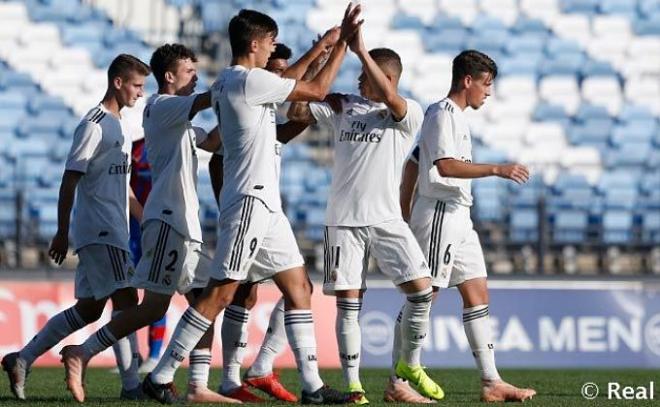 Los jugadores del Real Madrid celebran un gol en la Youth League ante el Viktoria Plzen.