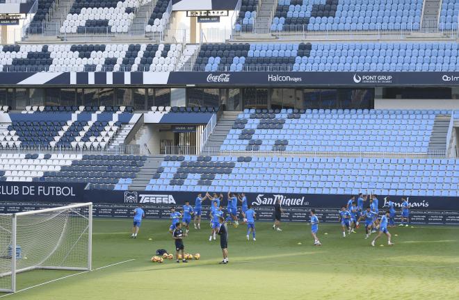 Los jugadores del Málaga ejercitándose en La Rosaleda.