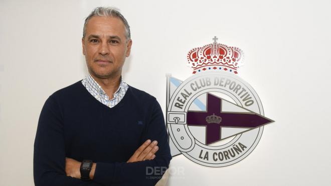 Sergio Pellicer posa con su nuevo escudo (Foto: Rcdeportivo.es).
