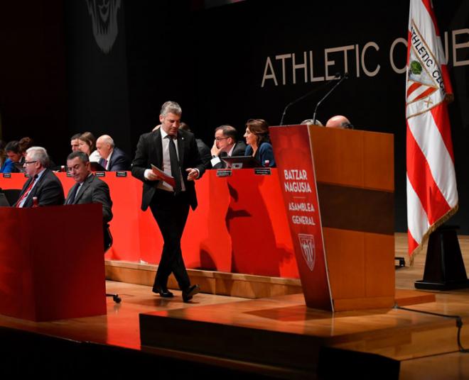 Josu Urrutia se dirige al atril para hablar a la Asamblea del Athletic
