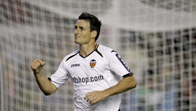 Aduriz celebra un gol con el Valencia CF. (Foto: EFE)