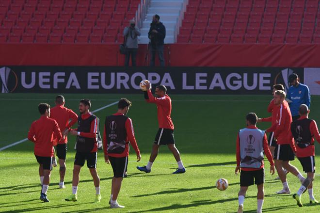 El Sevilla, entrenando en el estadio (Foto: Kiko Hurtado).