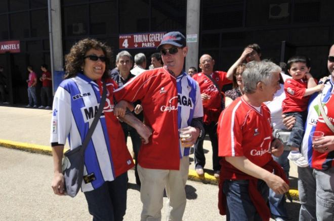Aficionados muestran camisetas del hermanamiento entre Málaga y Numancia (Foto: Málaga CF)