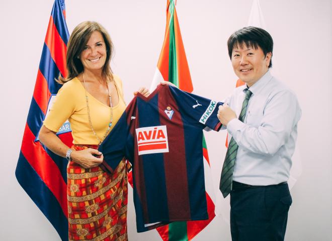 Amaia Gorostiza, junto a MasayaShirai, en el acto del acuerdo. (Foto: SD Eibar).