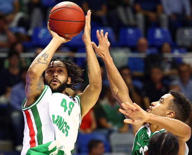 Brian Roberts intenta tapar a Pierria Henry en el Unicaja-Unics.