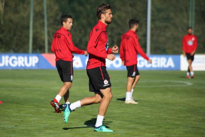 Christian Santos, en un entrenamiento del Deportivo en Abegondo (Foto: Iris Miquel).