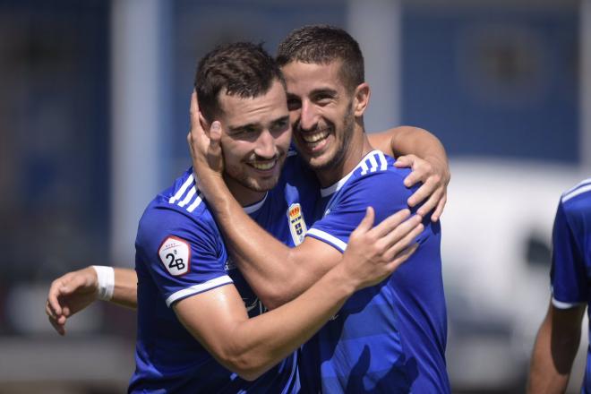 Ernesto celebra un gol junto a un compañero (Foto: Real Oviedo).