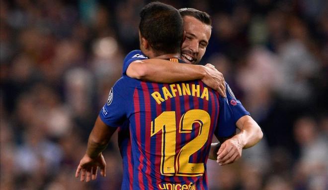 Jordi Alba y Rafinha celebran un gol