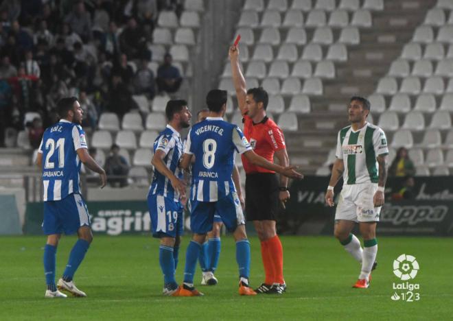 Ais Reig le muestra a Borja Valle la tarjeta roja directa durante el Córdoba-Dépor (Foto: LaLiga).