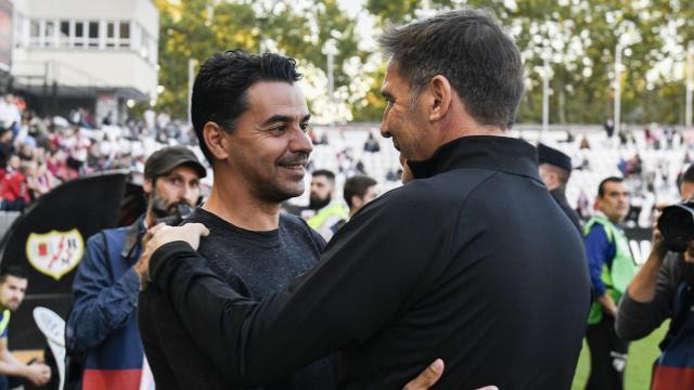 Michel se saluda con el Toto Berizzo en Vallecas (Foto: LaLIga).