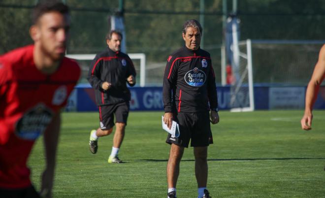 Natxo González, durante un entrenamiento del Deportivo en Abegondo (Foto: Iris Miquel).