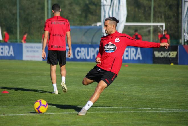 Quique González, en un entrenamiento del Deportivo en Abegondo (Foto: Iris Miquel).