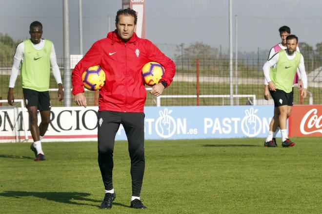 Rubén Baraja, durante un entrenamiento del Sporting en Mareo (Foto: Luis Manso).
