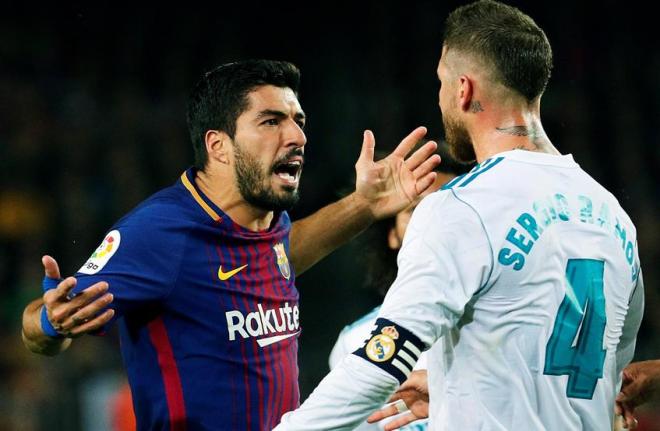 Luis Suárez y Sergio Ramos, durante un Clásico reciente.