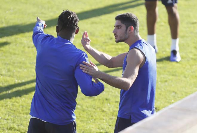 Guedes conversa durante un entrenamiento. (Foto: David González)