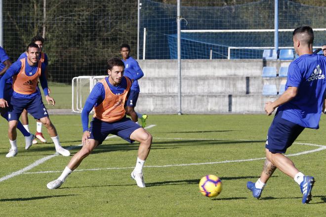 Varios jugadores del Real Oviedo, durante un entrenamiento (Foto: Luis Manso).