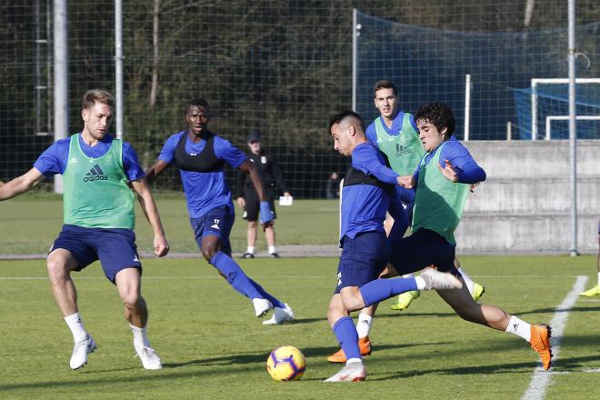 Varios jugadores del Real Oviedo, durante un entrenamiento (Foto: Luis Manso).
