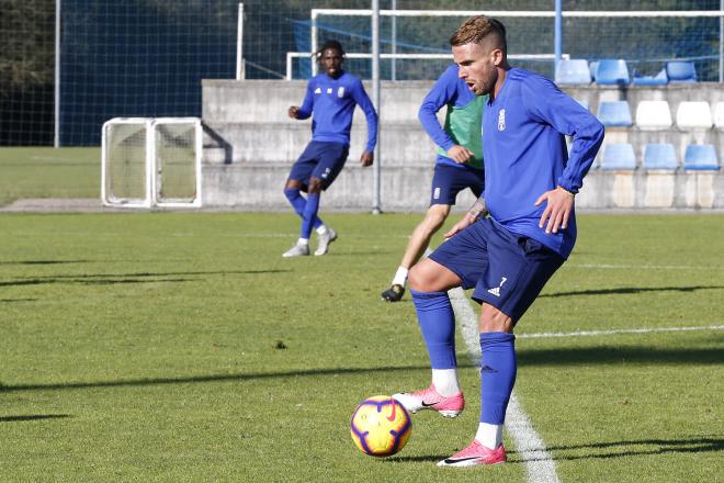 Aarón en un entrenamiento con el Real Oviedo esta temporada (Foto: Luis Manso)