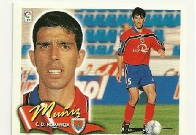 Juan Ramón Muñiz, en un cromo de su etapa de futbolista en el Numancia.