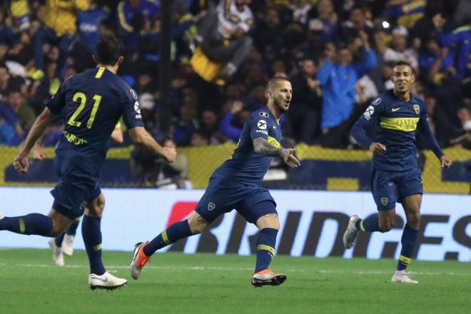 Los jugadores de Boca Juniors celebran uno de los goles de Benedetto.