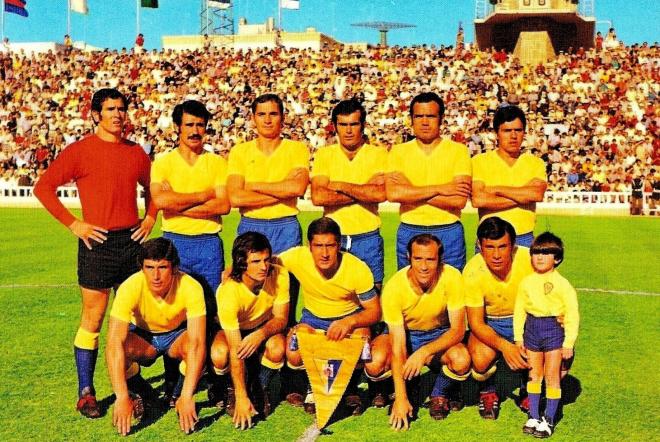 Machicha, con el banderín en un once del Cádiz.