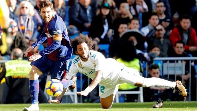 Leo Messi se escapa de Marcelo en un Clásico.