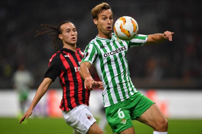 Canales controla una pelota en el partido ante el Milan.