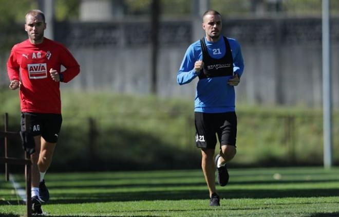 Pedro León, junto a Alain Gandiaga, readaptador físico del Eibar (Foto: @PLeonSanchez).