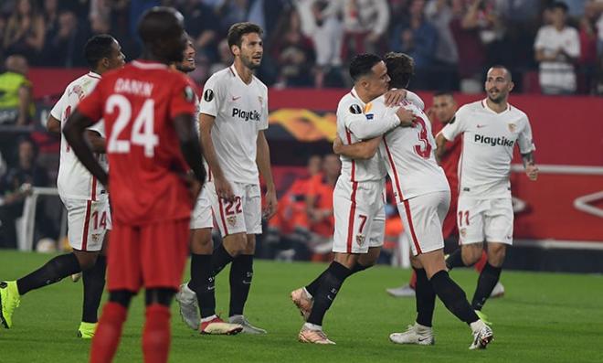 Roque Mesa celebra su primer gol con el Sevilla (Foto: Kiko Hurtado).