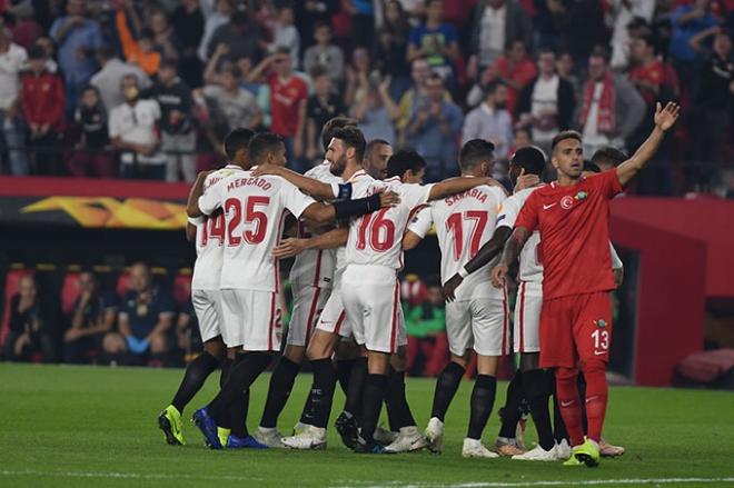Los jugadores del Sevilla celebran el 1-0.