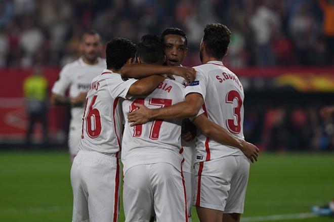 Los jugadores del Sevilla celebra un gol ante el Akhisarspor (Foto: Kiko Hurtado).