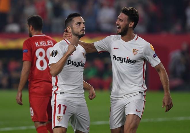 Sergi Gómez celebra con Sarabia su gol al Akhisarspor (Foto: Kiko Hurtado).