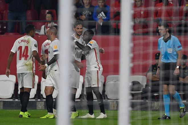 Los jugadores del Sevilla felicitan a Promes tras su segundo gol.