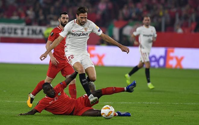 Franco Vázquez jugando ante el Akhisar. (Foto: Kiko Hurtado).