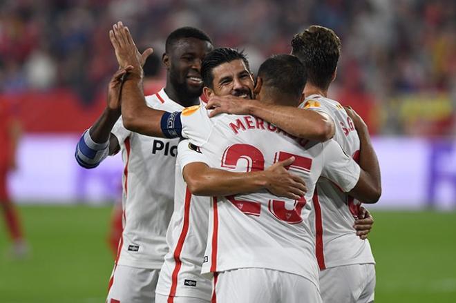 Los jugadores del Sevilla celebran el sexto gol (Foto: Kiko Hurtado).