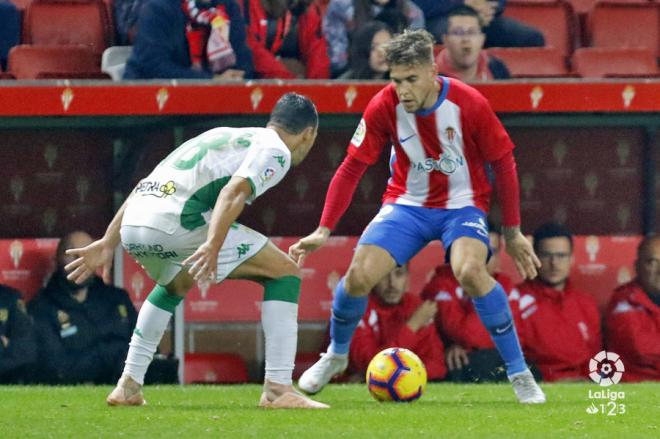 Álvaro Jiménez aguanta la posesión del balón en el duelo frente al Córdoba (Foto: LaLiga).