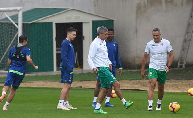 Setién, durante el entrenamiento del Betis tras jugar en Milán (Foto: Kiko Hurtado).